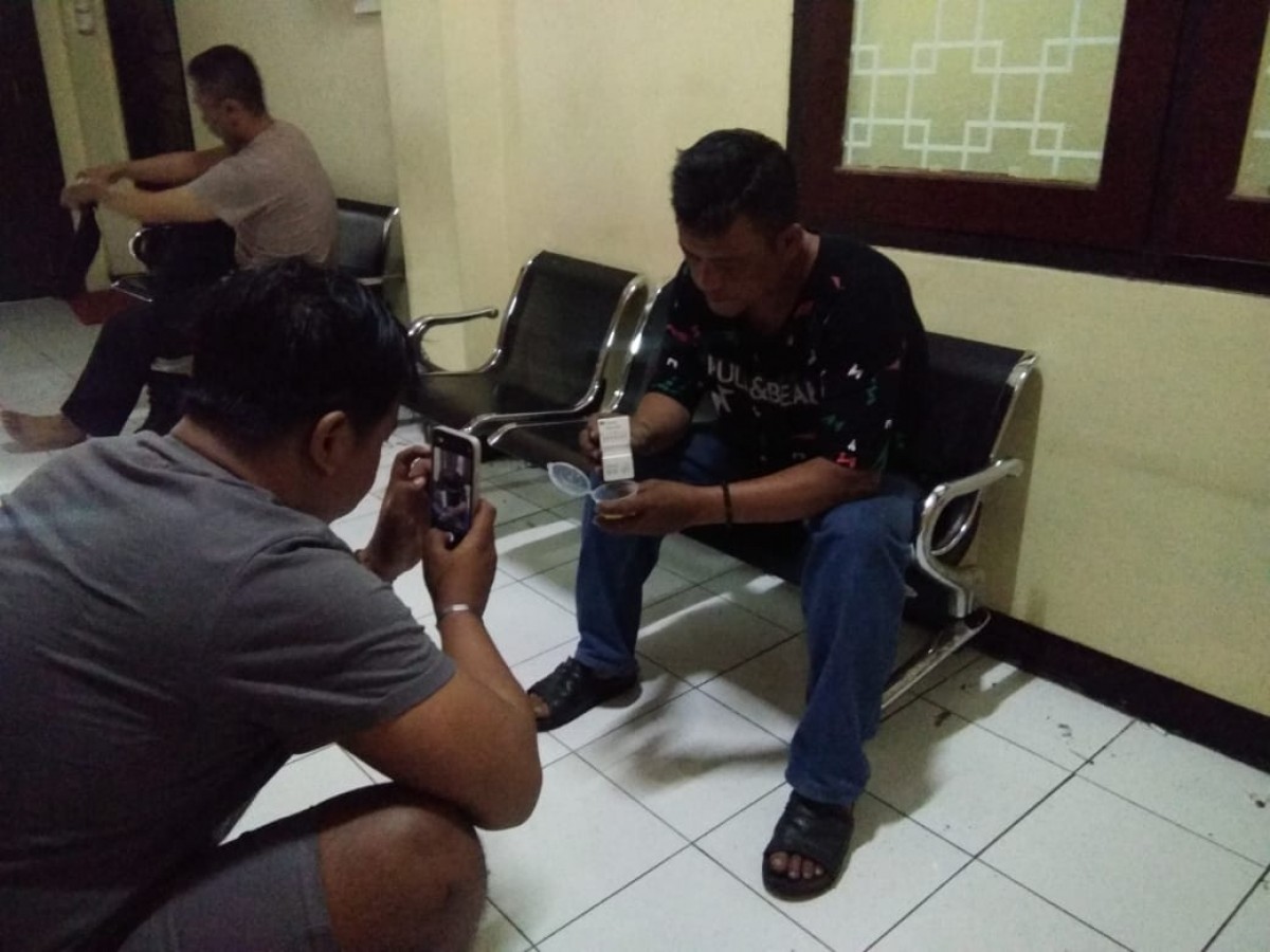 Sopir truk menunjukkan hasil tes urine. (Foto: Polres Blitar)