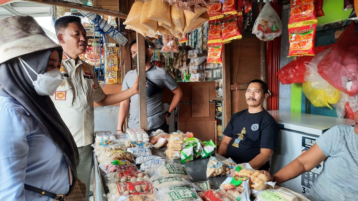 Kepala Diskopukmperindag Kota Mojokerto, Ani Wijaya dan Kasatpol PP Modjari saat sosialisasi. (Foto: Achmad Supriyadi/jatimnow.com)
