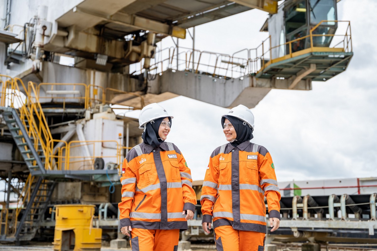 Karyawan perempuan di area Ship Unloader Pabrik Cilacap, Jawa Tengah. (Foto-foto: Media relations SIG/jatimnow.com)