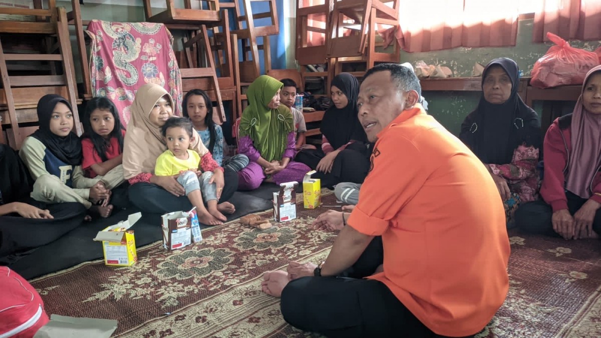 Sambangi Pengungsi, Bupati Sugiri Siapkan Relokasi untuk Warga Terdampak Longsor