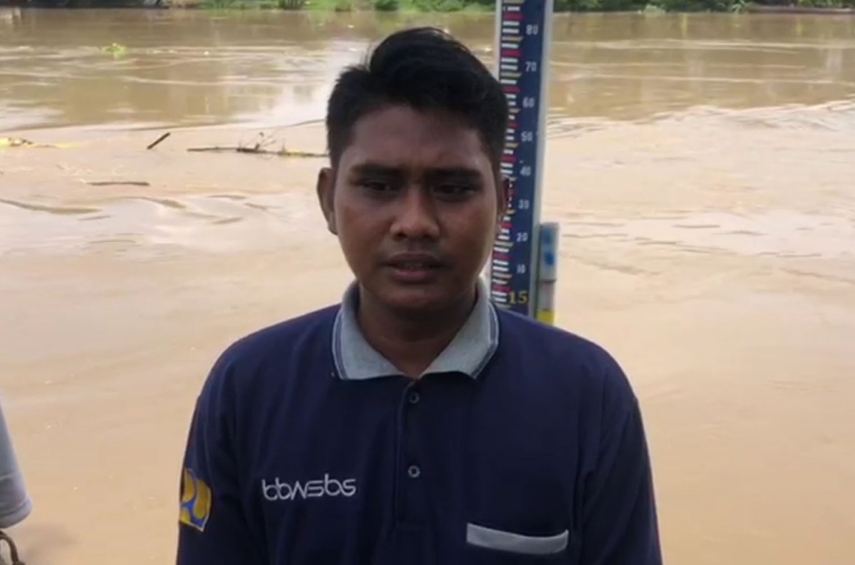 Petugas pembaca tinggi muka air Balai Besar Wilayah Sungai (BBWS) Bengawan Solo Bojonegoro, Budi Susanto (Foto: Misbahul Munir/jatimnow.com)