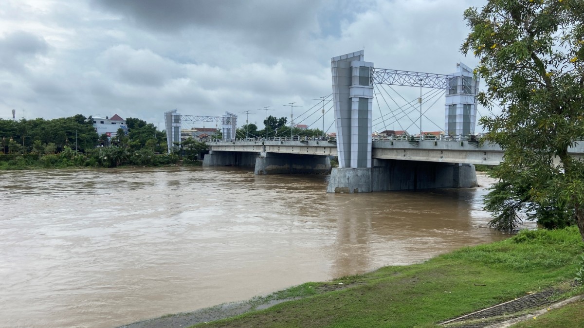 Debit Air Sungai Brantas Mulai Turun Tapi Masih Tinggi