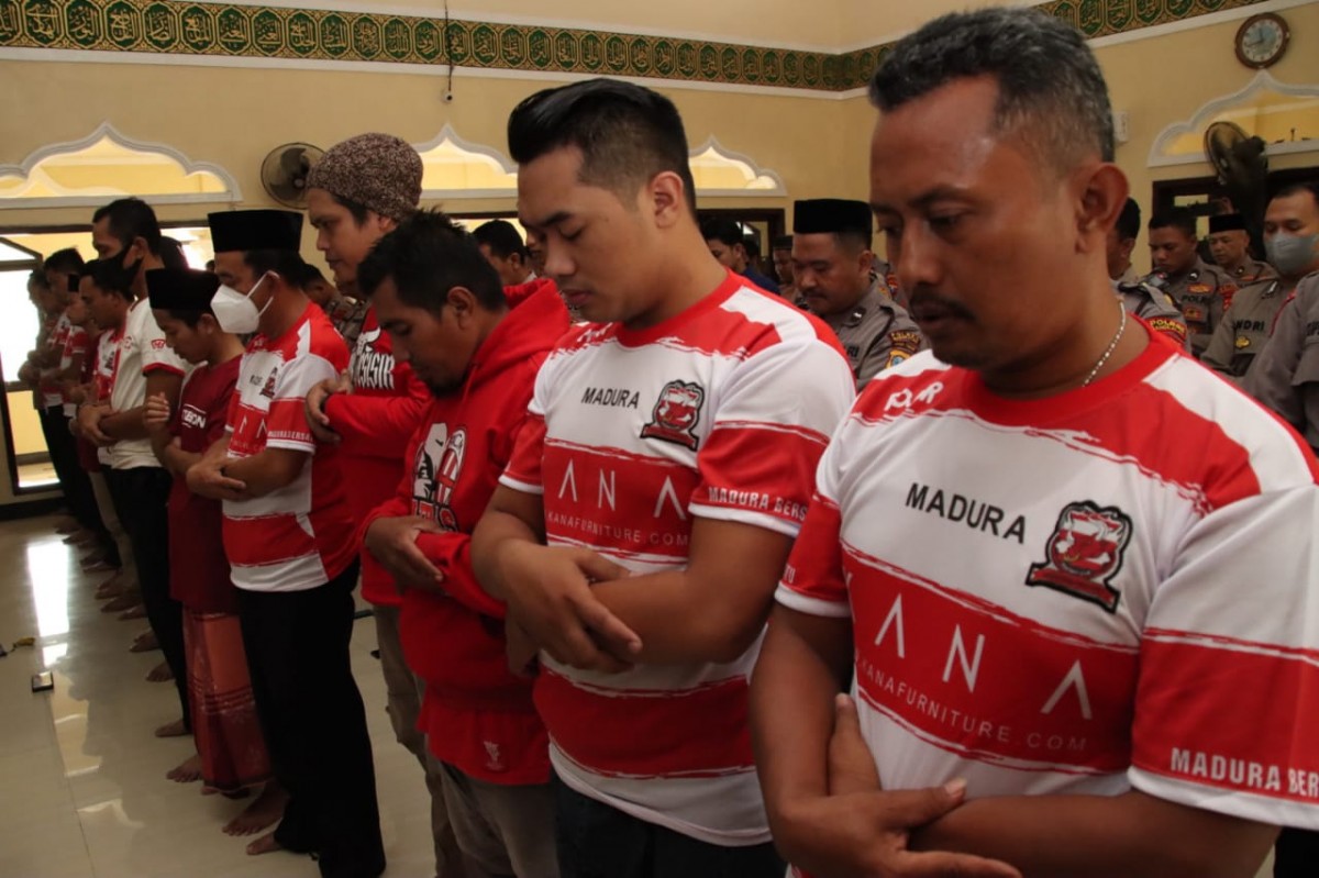 Puluhan suporter Madura United tengah melaksanakan salat gaib untuk korban tragedi. (Foto: Humas Polres Bangkalan)