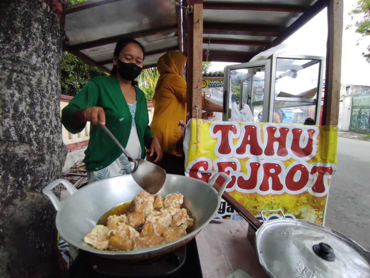 Tahu gejrot yang bisa request tingkat kepedasan.(Foto: Nor for jatimnow.com)