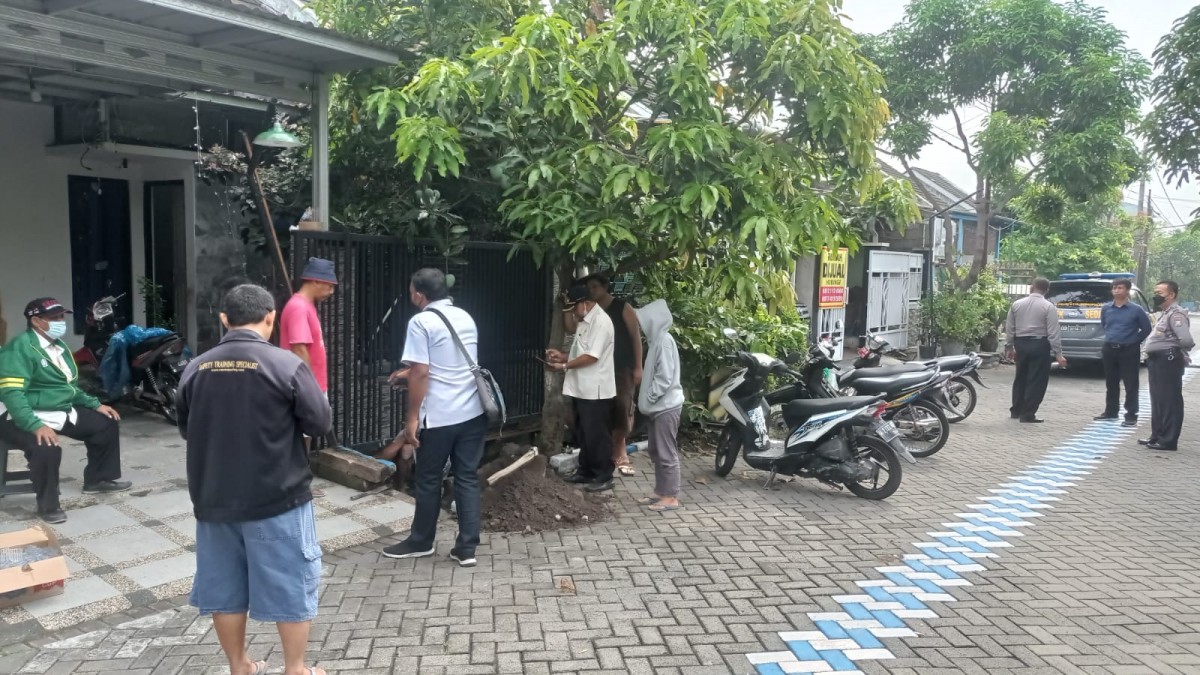 Polisi dan petugas saat mendatangi lokasi tanah berasap di Sedati Sidoarjo. (Foto: Rere for jatimnow.com)