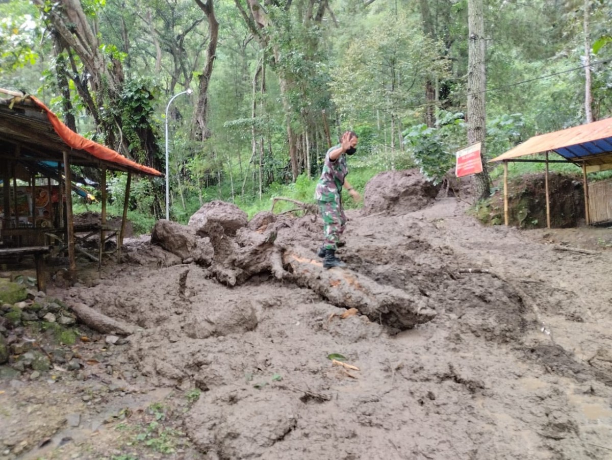 Tanah longsor menerjang jalan lingkar Telaga Ngebel. (Foto: Anto for jatimnow.com)