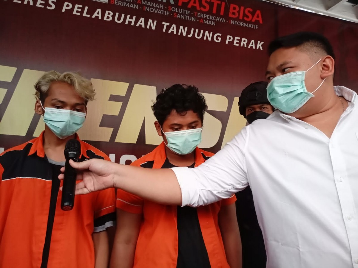 Kasatreskrim Polres Pelabuhan Tanjung Perak Surabaya, AKP Arief Rizky Wicaksana saat menginterogasi tiga pelaku pembacokan. (foto: Zain Ahmad/jatimnow.com)