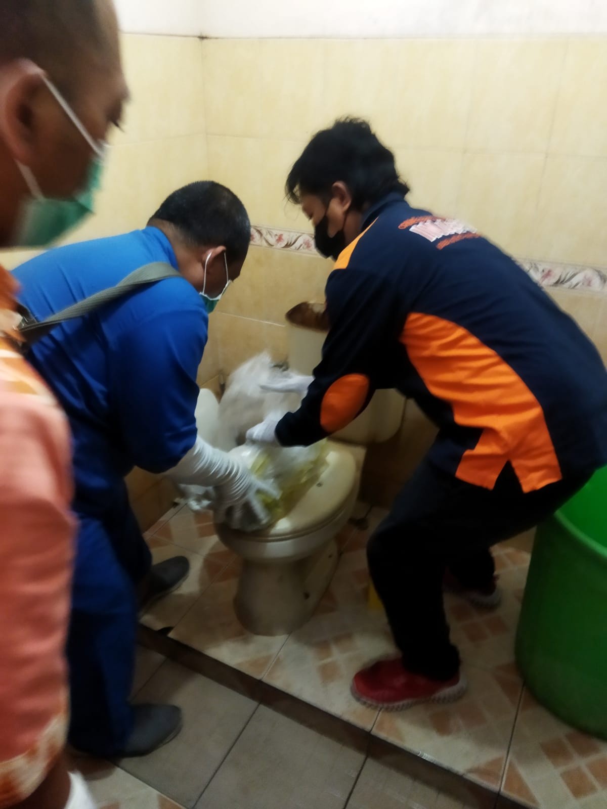 Polisi saat melakukan olah TKP di toilet Dispendikpora Tulungagung. (foto: Bramanta Pamungkas/jatimnow.com)