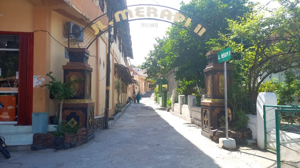 Situasi sekitar kediaman terduga teroris yang ditangkap Densus 88 di Jalan Merapi, Kecamatan Sampang.(Foto: Fathor Rahman)