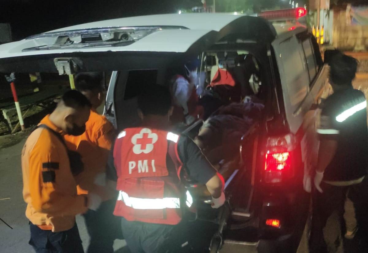 Korban saat mendapat pertolongan medis dan dievakuasi petugas.(Foto: BPBD Kota Surabaya/jatimnow.com)