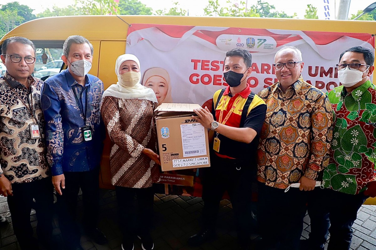 Gubernur Khofifah melepas produk UMKM Jatim melalui Test Market UMKM Goes to Singapura. (Foto: Humas Pemprov Jatim/jatimnow.com)