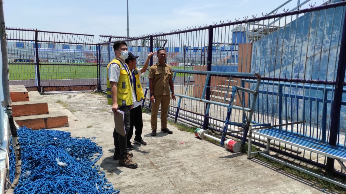 Tim survei saat meninjau stadion Surajaya Lamongan. (foto : Adyad Ammy Iffansah/jatimnow.com)