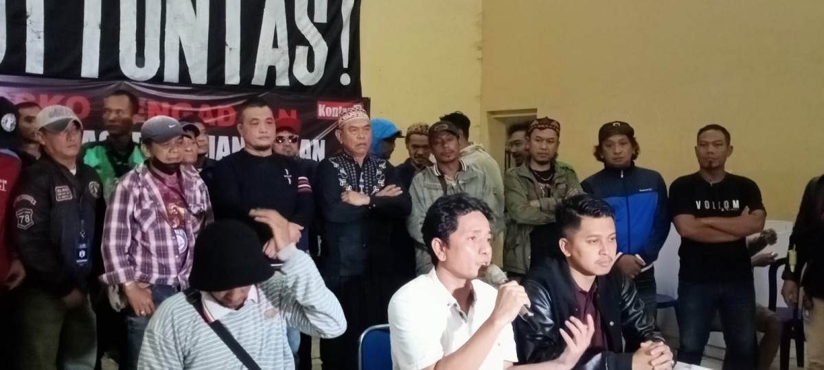Konferensi pers di Posko Pengaduan korban Tragedi Kanjuruhan Gedung KNPI Kota Malang.(Foto: Galih Rakasiwi)