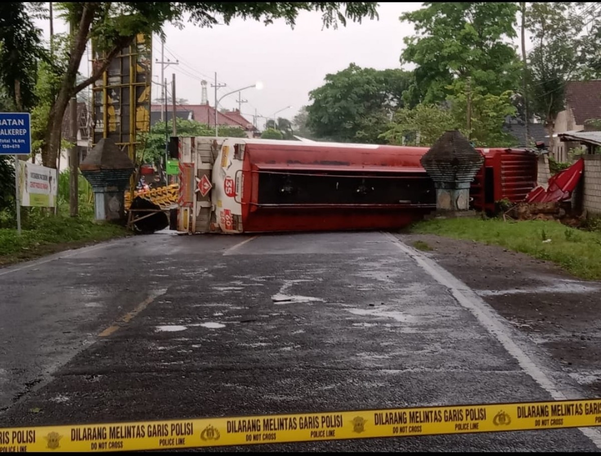 Truk tangki BBM yang terguling di Blitar.(Foto: Polres Blitar)