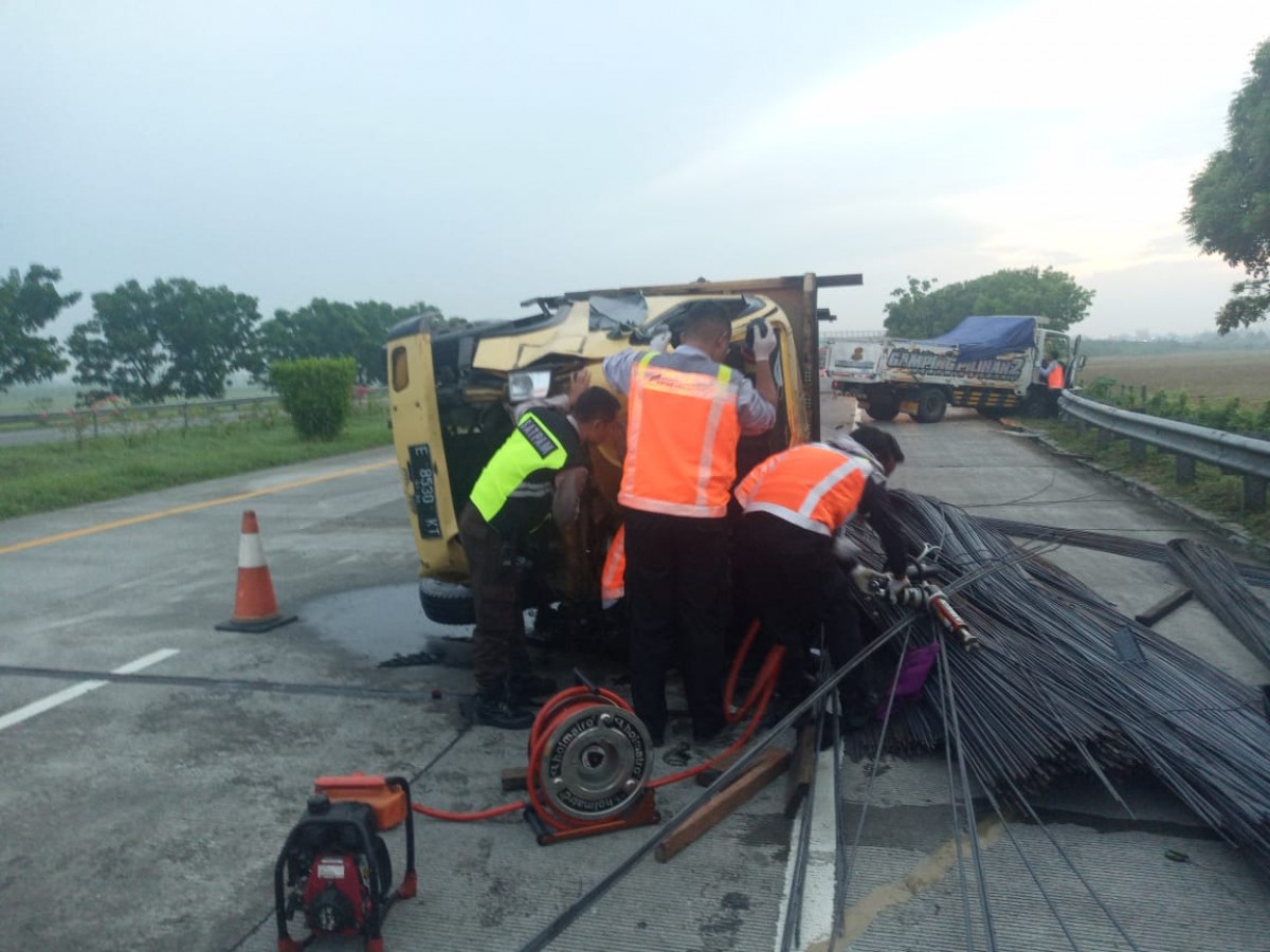 Polisi saat melakukan olah TKP di lokasi laka lantas di KM 702/B ruas jalan Tol Jomo.(Foto: Kanit 3 PJR Polda Jatim)
