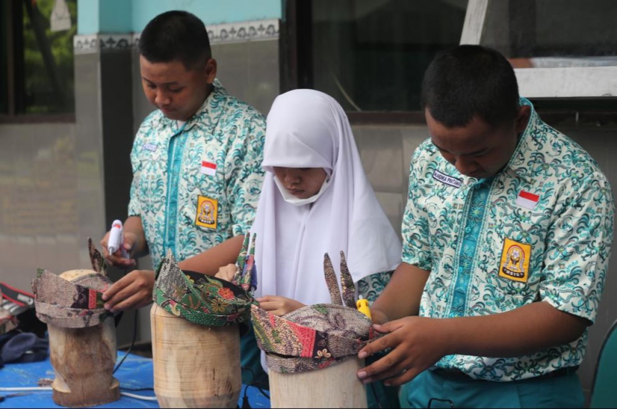Murid SMPN 4 Sidoarjo yang sedang membuat Udeng Pacul Gowang.(Foto: Zainul Fajar)