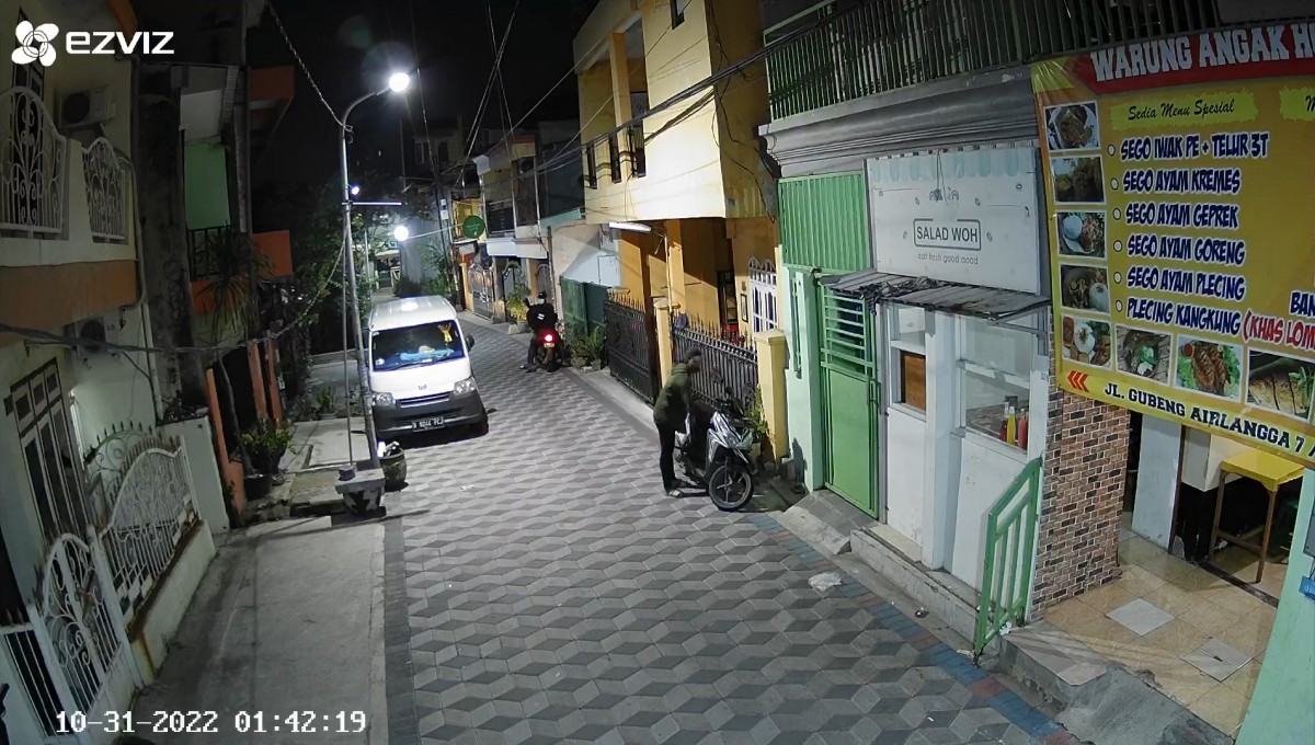 Rakaman CCTV pencurian motor di Gubeng Airlangga 7, Surabaya