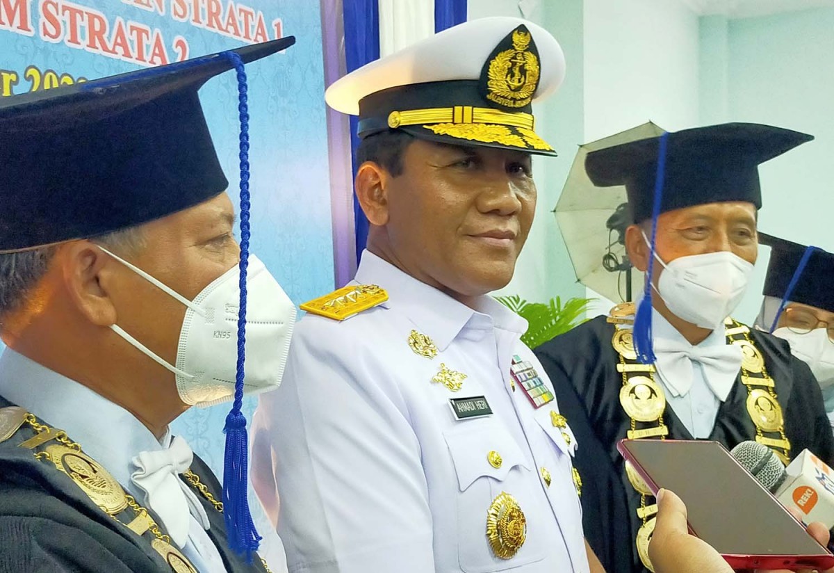 Wakil Kepala Staf Angkatan Laut, Laksamana Madya Ahmadi Heri Purwono didampingi Rektor UHT Surabaya saat melakukan presconfrence (Foto: Fahrizal Tito/jatimnow.com)