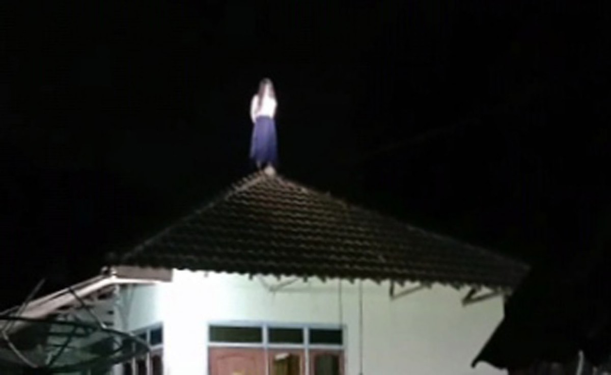 Penampakan wanita berdiri di atap rumah warga Pulau Bawean tengah malam (Foto: Tangkapan layar video warga)