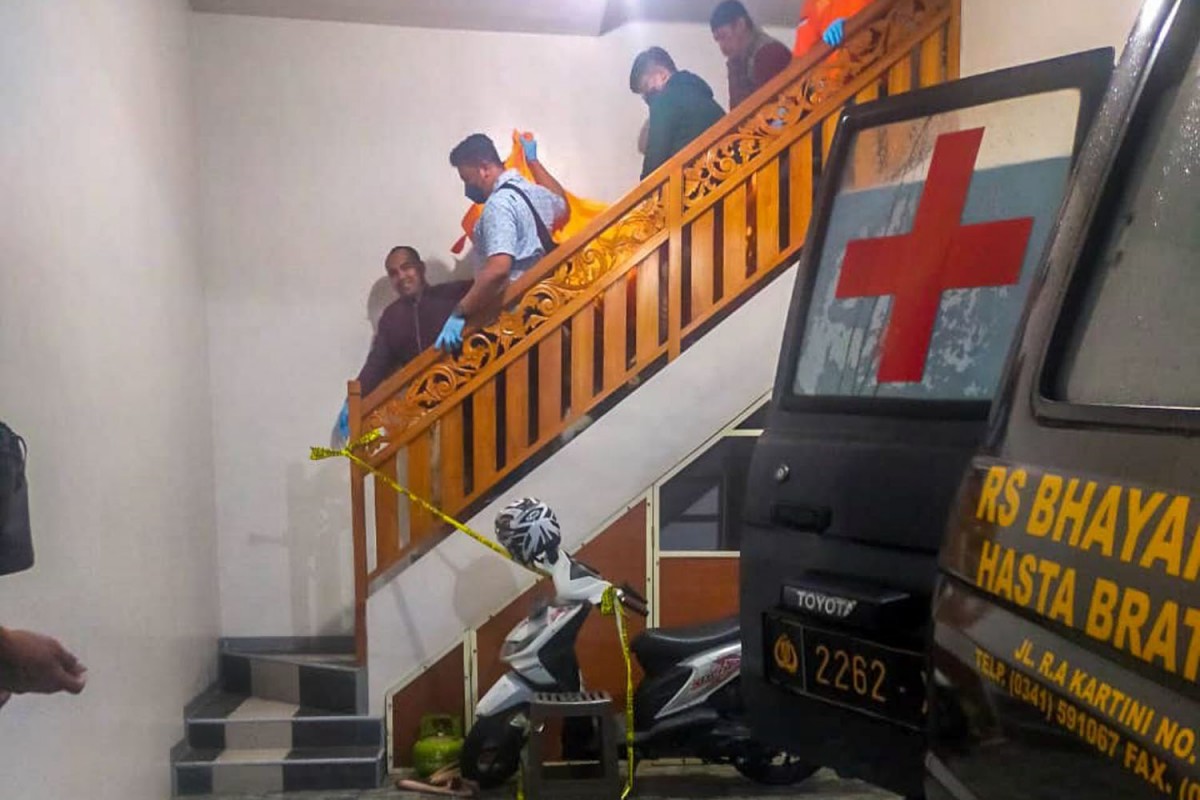 Evakuasi jenazah wanita korban pembunuhan saat check in di vila (Foto: Polsek Batu for jatimnow.com)