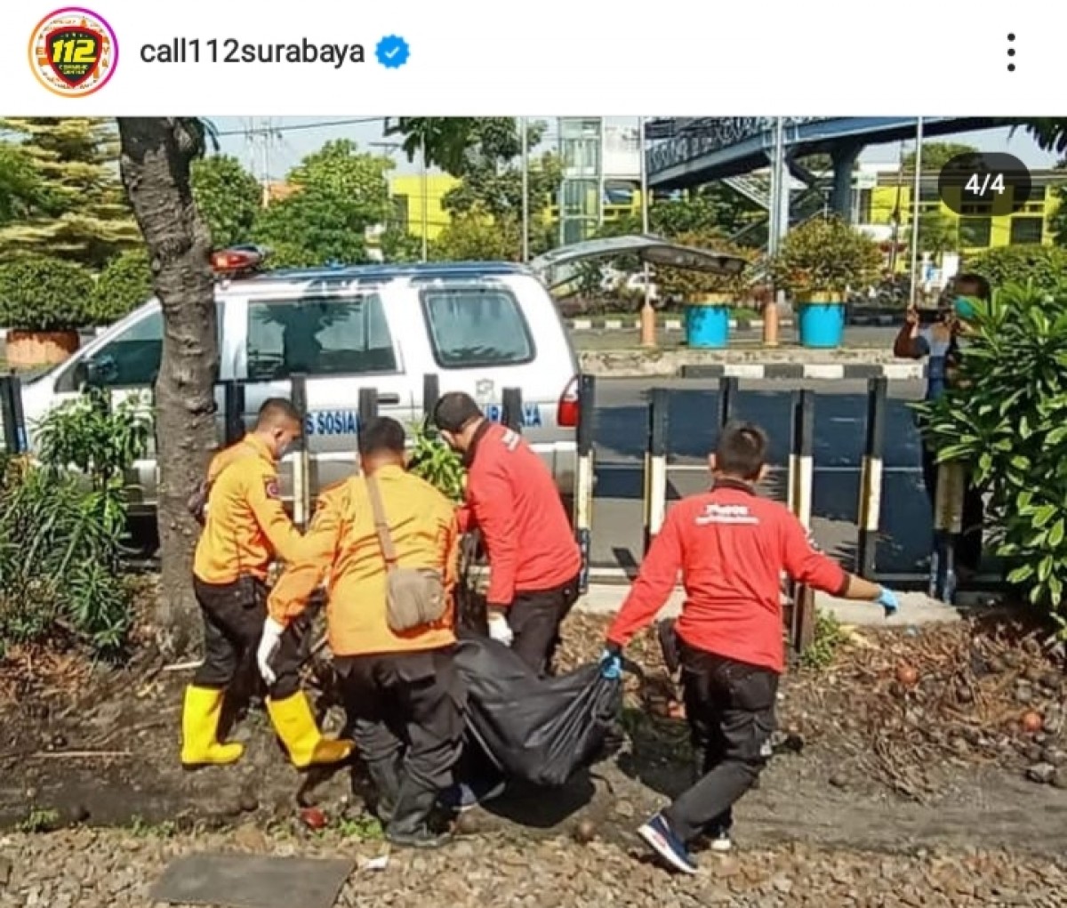 Evakuasi jenazah perempuan yang tewas tertabrak kereta.(Foto: Instagram Call 112 Surabaya)