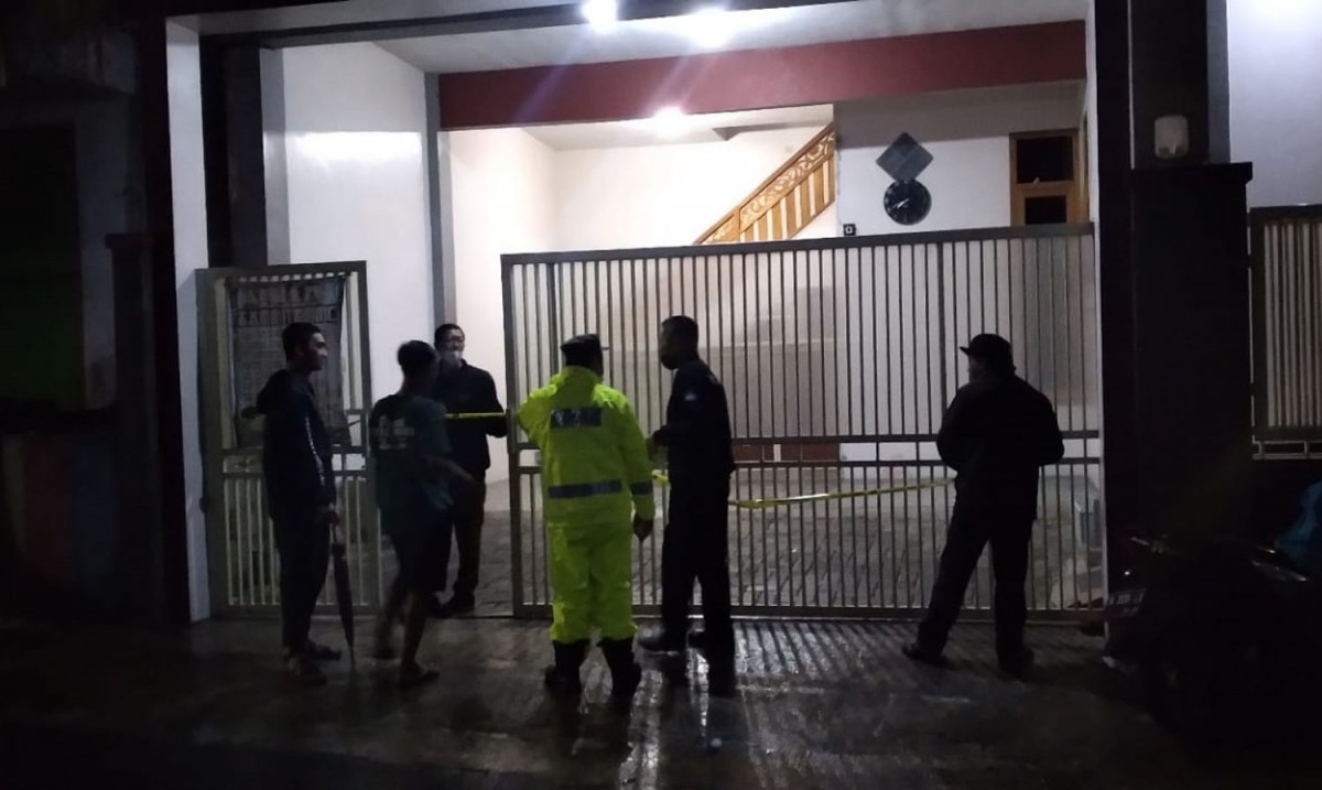 Garis polisi dipasang di vila, lokasi pembunuhan wanita misterius (Foto: Galih Rakasiwi/jatimnow.com)