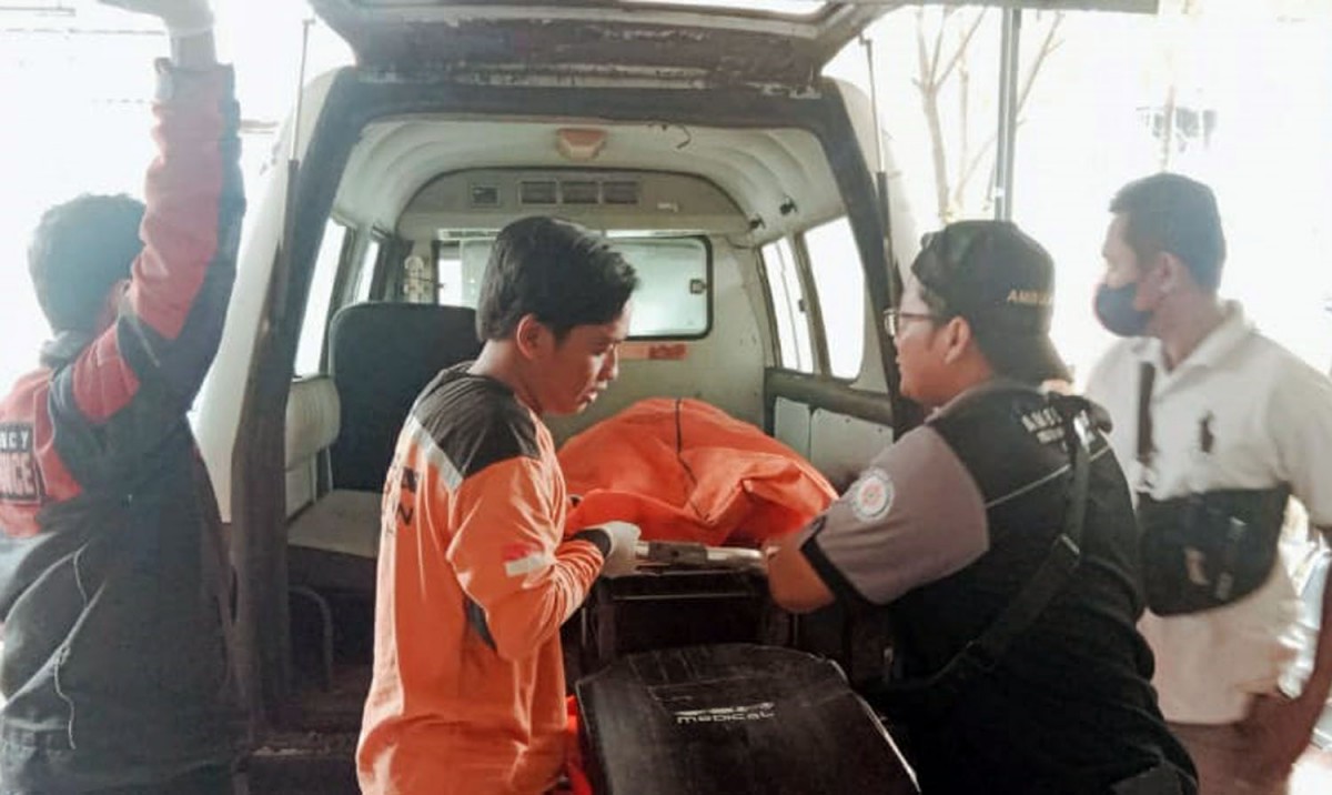 Jenazah korban kecelakaan saat dibawa ke rumah duka (Foto: Aden for jatimnow.com)