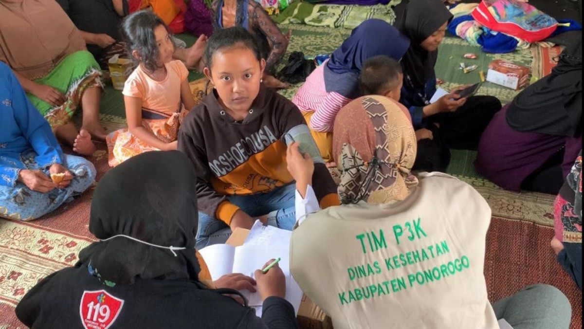 Warga Desa Talun, Kecematan Ngebel, Kabupaten Ponorog mengungsi untuk menghindari longsor susulan. (foto: Mita Kusuma/jatimnow.com)