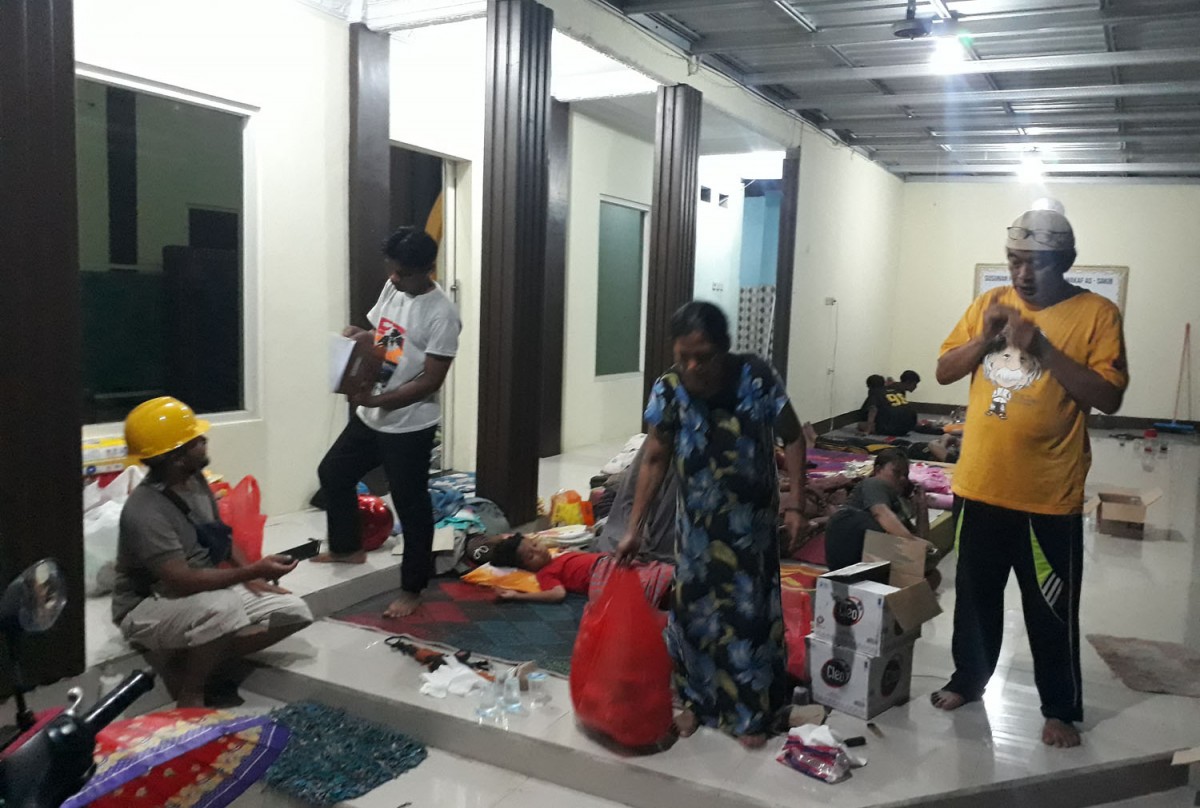 Sejumlah warga yang mengungsi di Mushola As-Sakib Dusun Mlaten, Desa Sidokepung, Kecamatan Buduran, Kabupaten Sidoarjo (Foto-foto: Zainul Fajar/jatimnow.com)