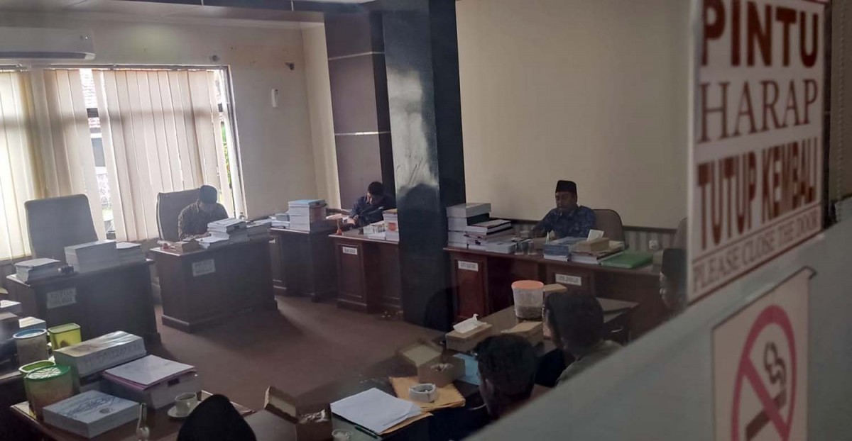 Sejumlah perangkat dan warga Desa Batuporo Barat, Kecamatan Kedungdung bertemu anggota DPRD, Camat, DPMD dan BPD (Foto: Fathor Rahman/jatimnow.com)