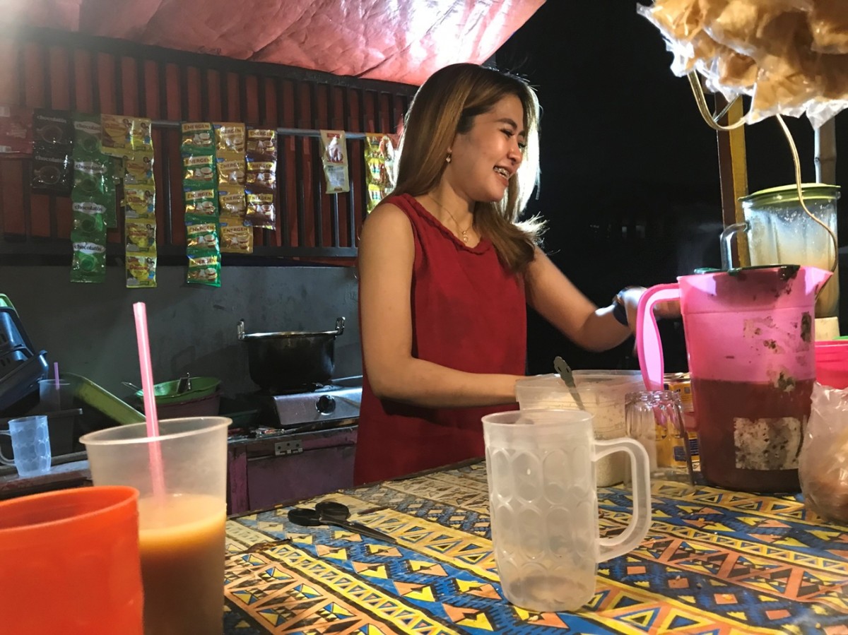 Yuni Astuti penjaga warkop cantik di Sidoarjo.(Foto: Zainul Fajar/jatimnow.com)