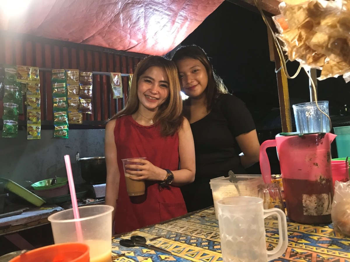 Yuni Astuti penjaga warkop cantik di Sidoarjo.(Foto: Zainul Fajar)