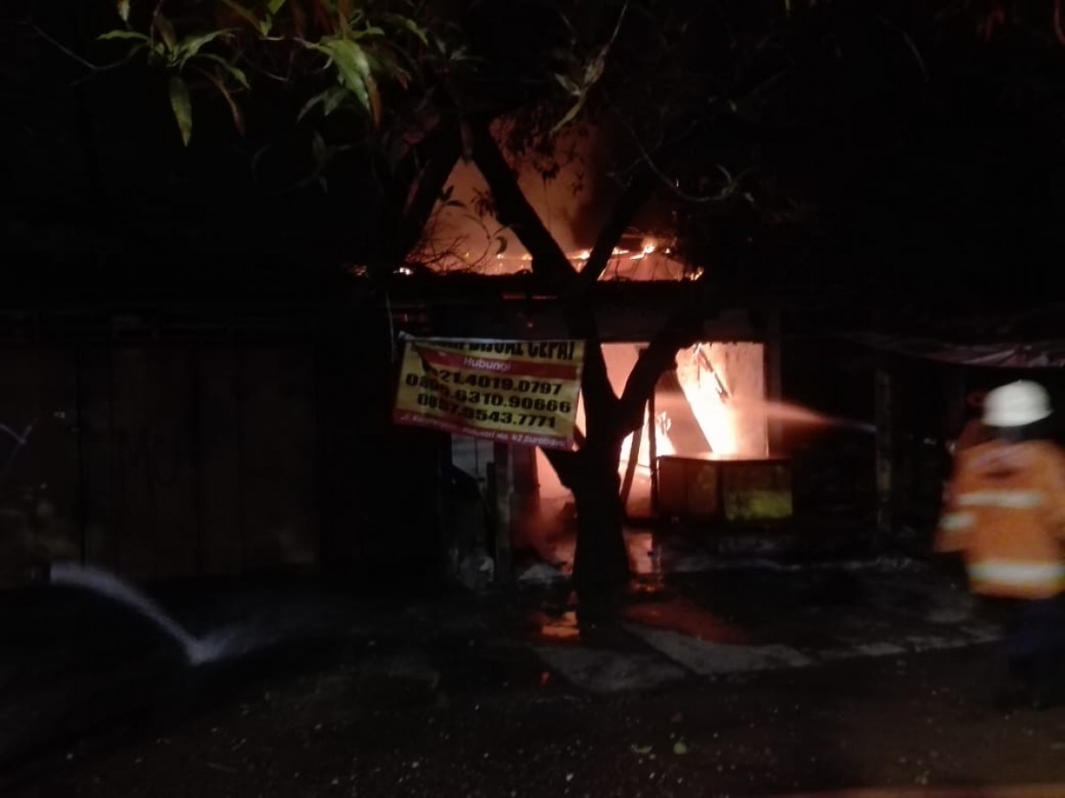Warung nasi pecel di Kedangsari Industri yang terbakar.(Foto: Kedaruratan 112 Surabaya/jatimnow.com)