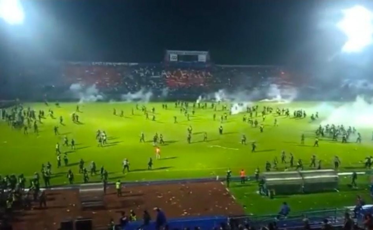 Aremania rusuh di Stadion Kanjuruhan, Malang (Foto-foto: Ist)