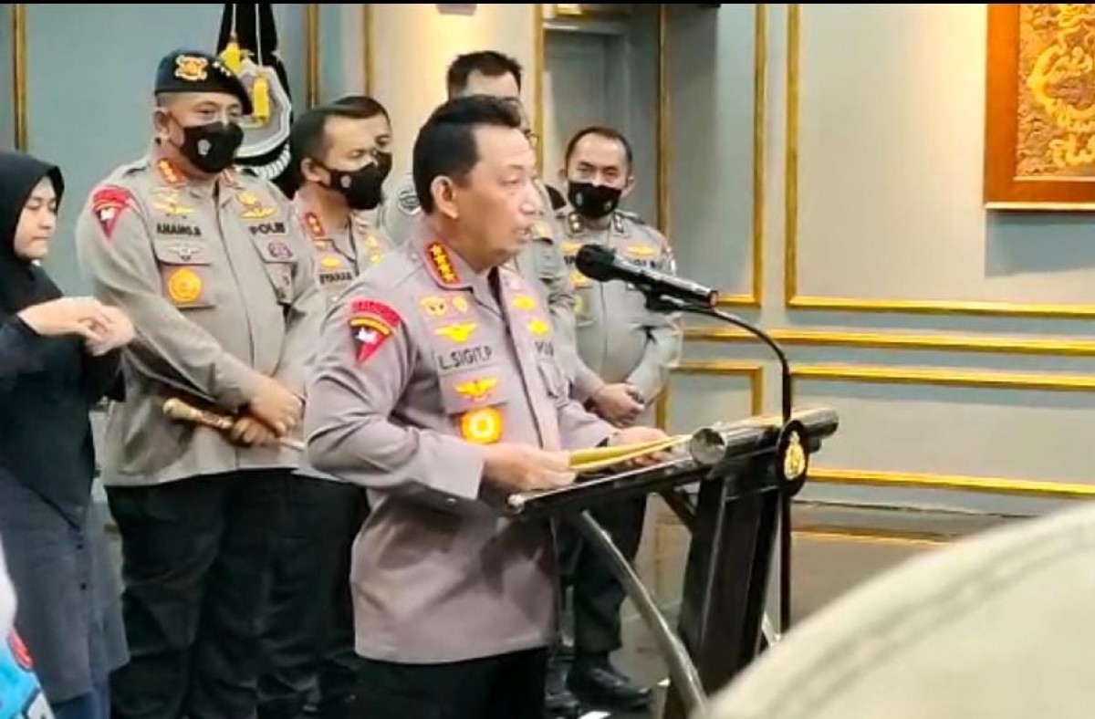 Kapolri Jenderal Listyo Sigit Prabowo saat mengumumkan tersangka dalam tragedi Kanjuruhan Malang (Foto: Gim for jatimnow.com)