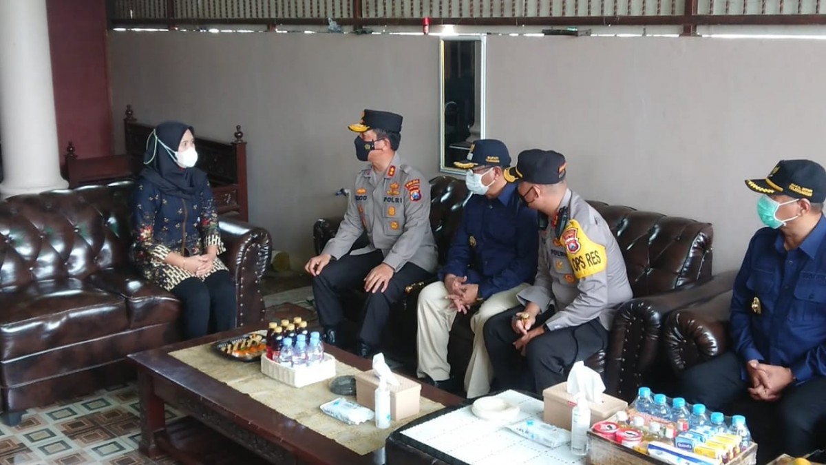 Kapolda Jatim Irjen Pol Nico Afinta saat takziah di rumah korban tragedi Kanjuruhan asal Tulungagung (Foto: Bramanta Pamungkas/jatimnow.com)