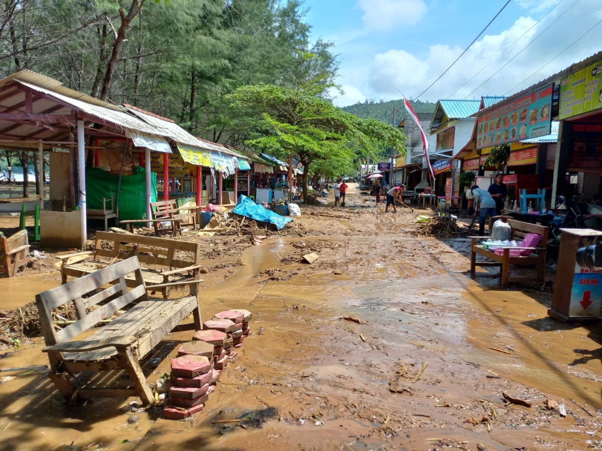 Pantai Gemah Tulungagung Ditutup Karena Rusak Diterjang Banjir