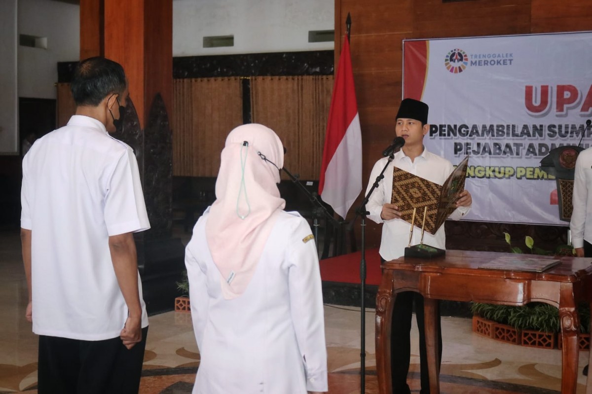 Bupati Trenggalek Mochamad Nur Arifin saat melantik pejabat RSUD Panggul. (Foto: Prokopim Trenggalek)