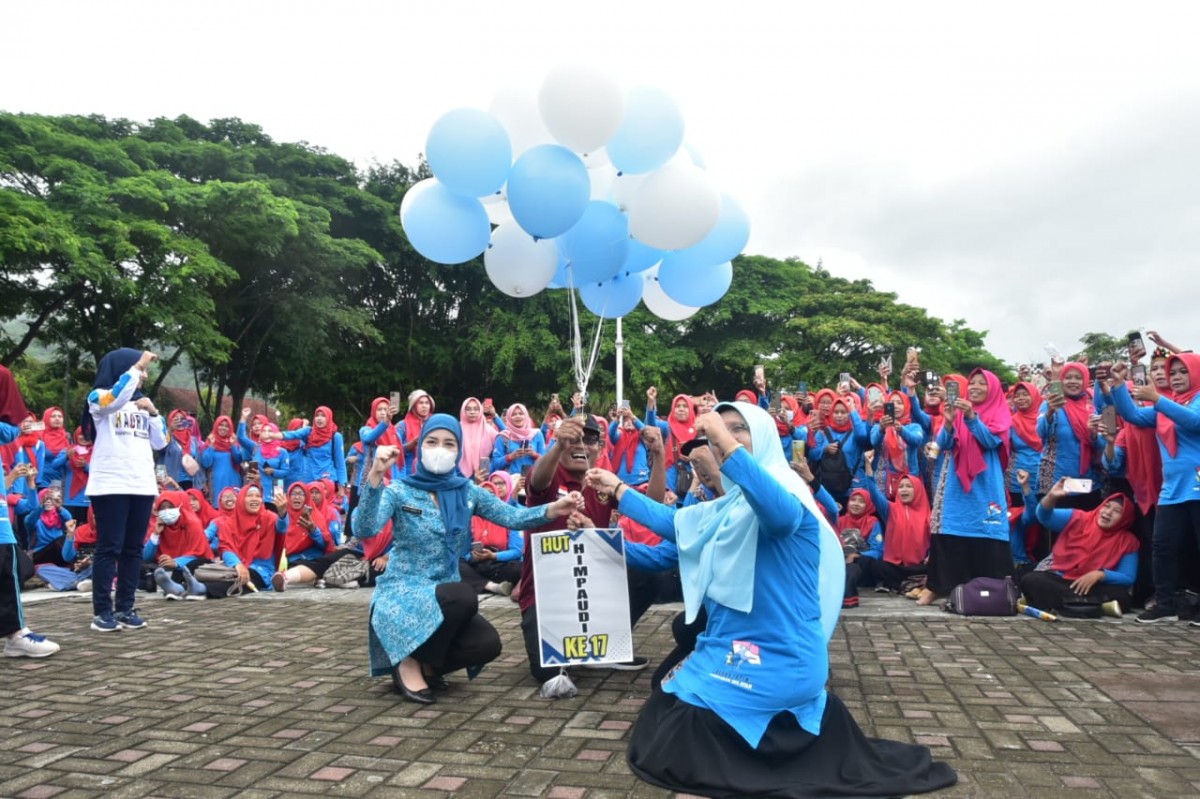 Bunda PAUD Trenggalek, Novita Hardini saat menghadiri HUT Himpaudi (Foto: Dok. Prokopim Trenggalek)