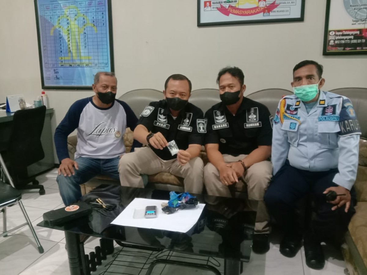 Petugas menunjukkan sabu yang dilemparkan dari luar Lapas.Tulungagung. (Foto: Dok. Lapas Tulungagung)