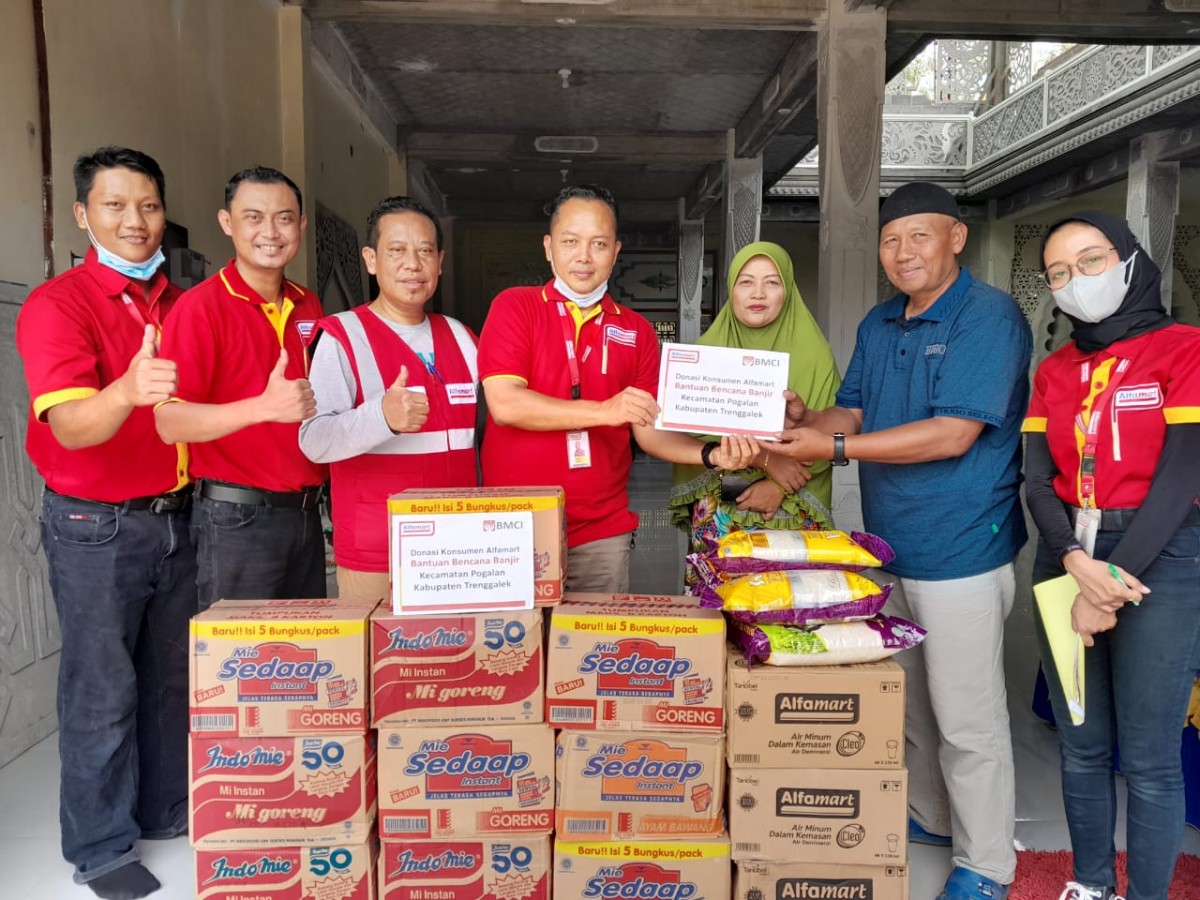 Giliran Korban Banjir Trenggalek Dapat Bantuan Alfamart
