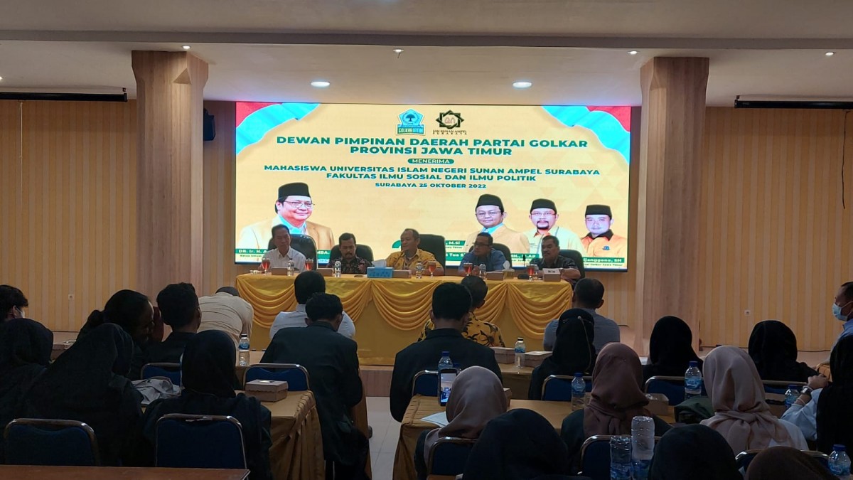 Dialog interaktif antara mahasiswa FISIP UINSA bersama pengurus Golkar Jatim (Foto: Ni'am Kurniawan/jatimnow.com)