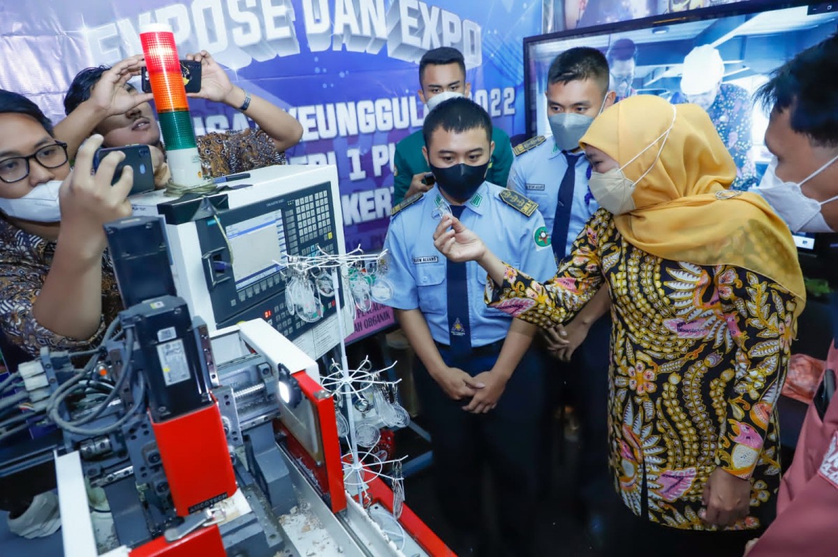Gubernur Khofifah Indar Parawansa saat melihat karya inovasi SMK Pusat Keunggulan yang dipamerkan di Cito Mall Surabaya (Foto-foto: Humas Pemprov Jatim)
