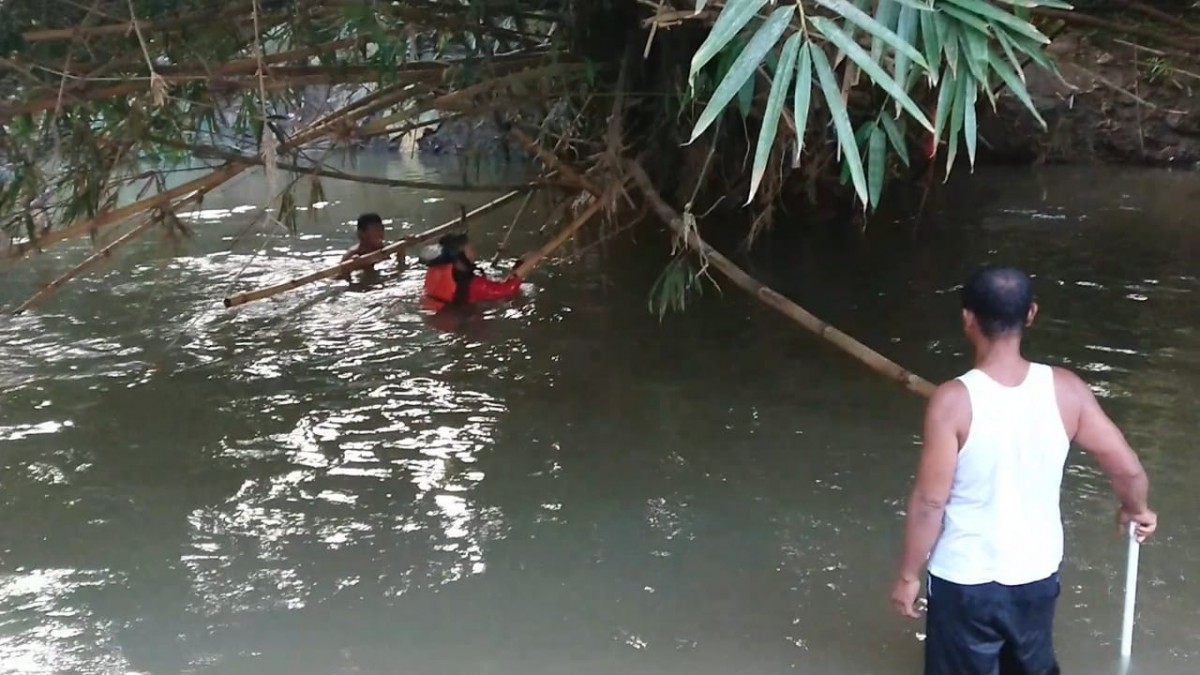 Petugas melakukan pencarian bocah hilang tenggelam di Sungai Song, Tulungagung (Foto: Bramanta Pamungkas/jatimnow.com)