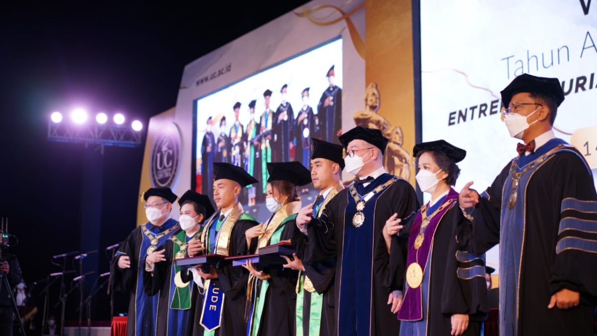 Universitas Ciputra Surabaya Kukuhkan 1.020 Wisudawan Program SI dan S2