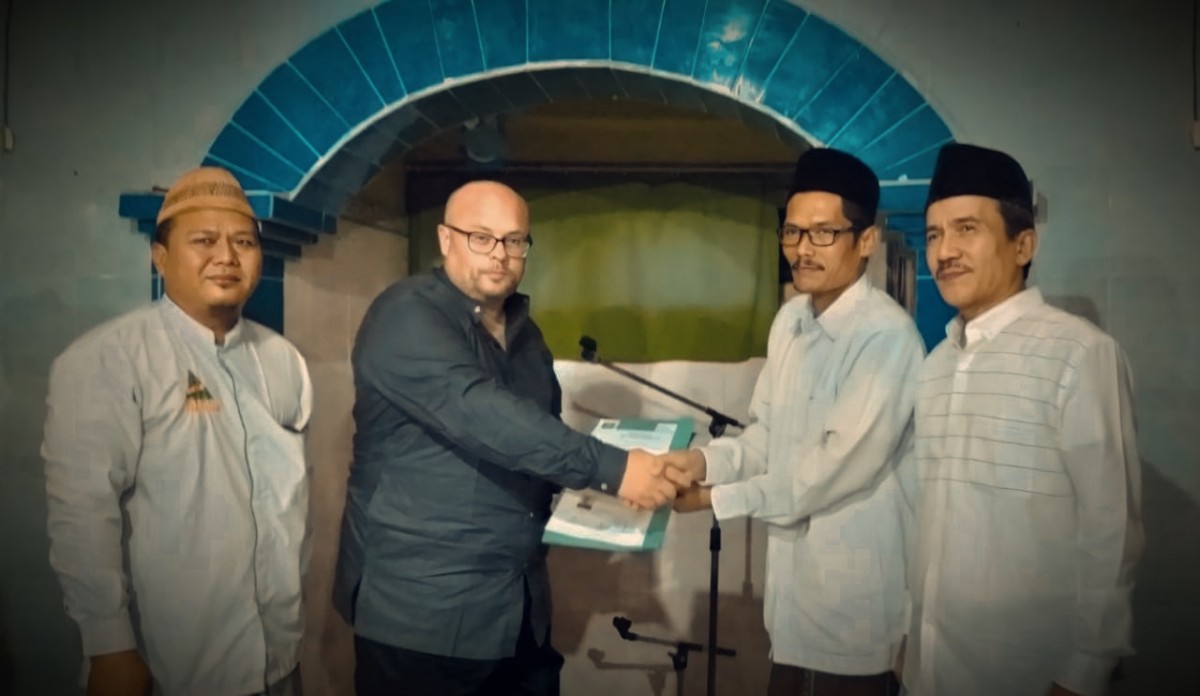 Sjef WNA asal Belanda seusai melantunkan dua kalimat syahadat di Dusun Dengok, Desa Kandangsemangkon, Paciran, Lamongan.(Foto: Warga setempat for jatimnow.com)