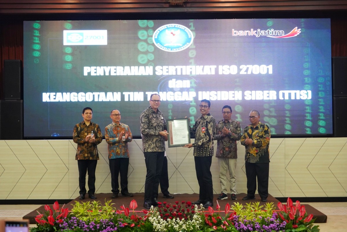 Bank Jatim saat menerima Sertifikasi ISO 27001:2013 (Foto: bankjatim for jatimnow.com)