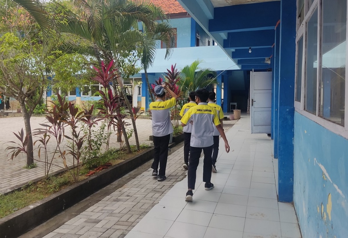 Suasana halaman di sekitar ruang kelas SMKN 1 Sampang. (Foto: Fathor Rahman/jatimnow.com)