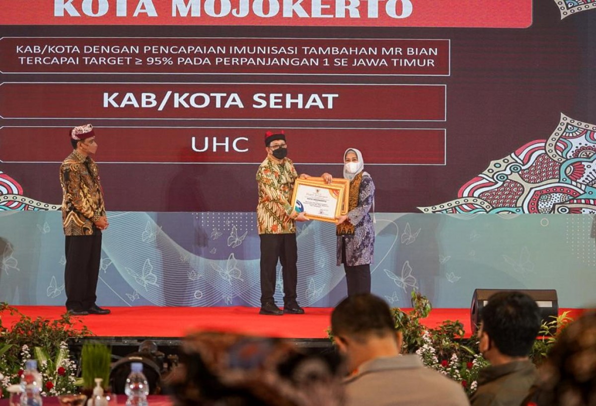 Wali Kota Mojokerto Ika Puspitasari saat menerima penghargaan. (Foto: Diskominfo Kota Mojokerto for jatimnow.com)
