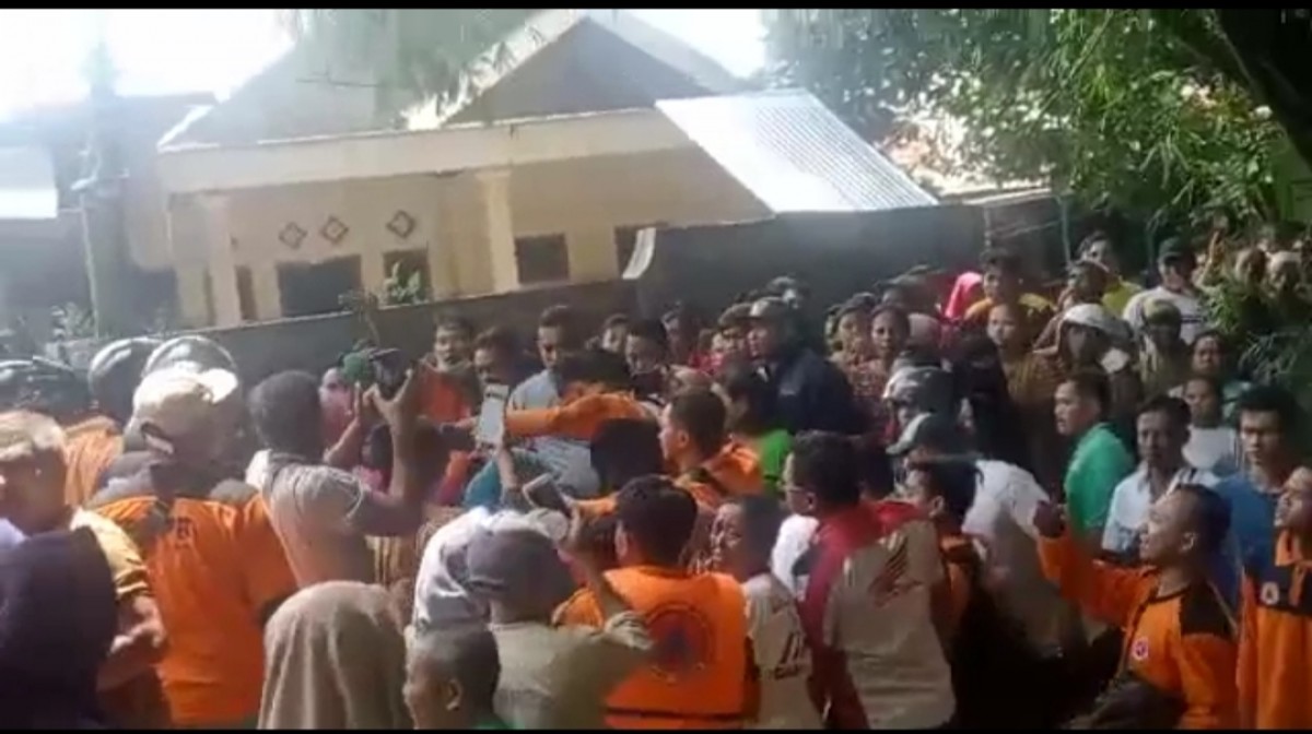 Warga berkerumun melihat kondisi anak yang meninggal di sungai Jalan Gazali, Pamekasan. (Foto: tangkapan layar)